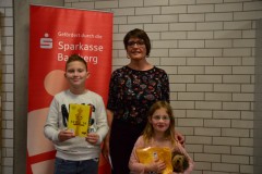 Sonderpeis und jüngste Spielerin mit Kreisjugendleiterin-Petra-Wolf
